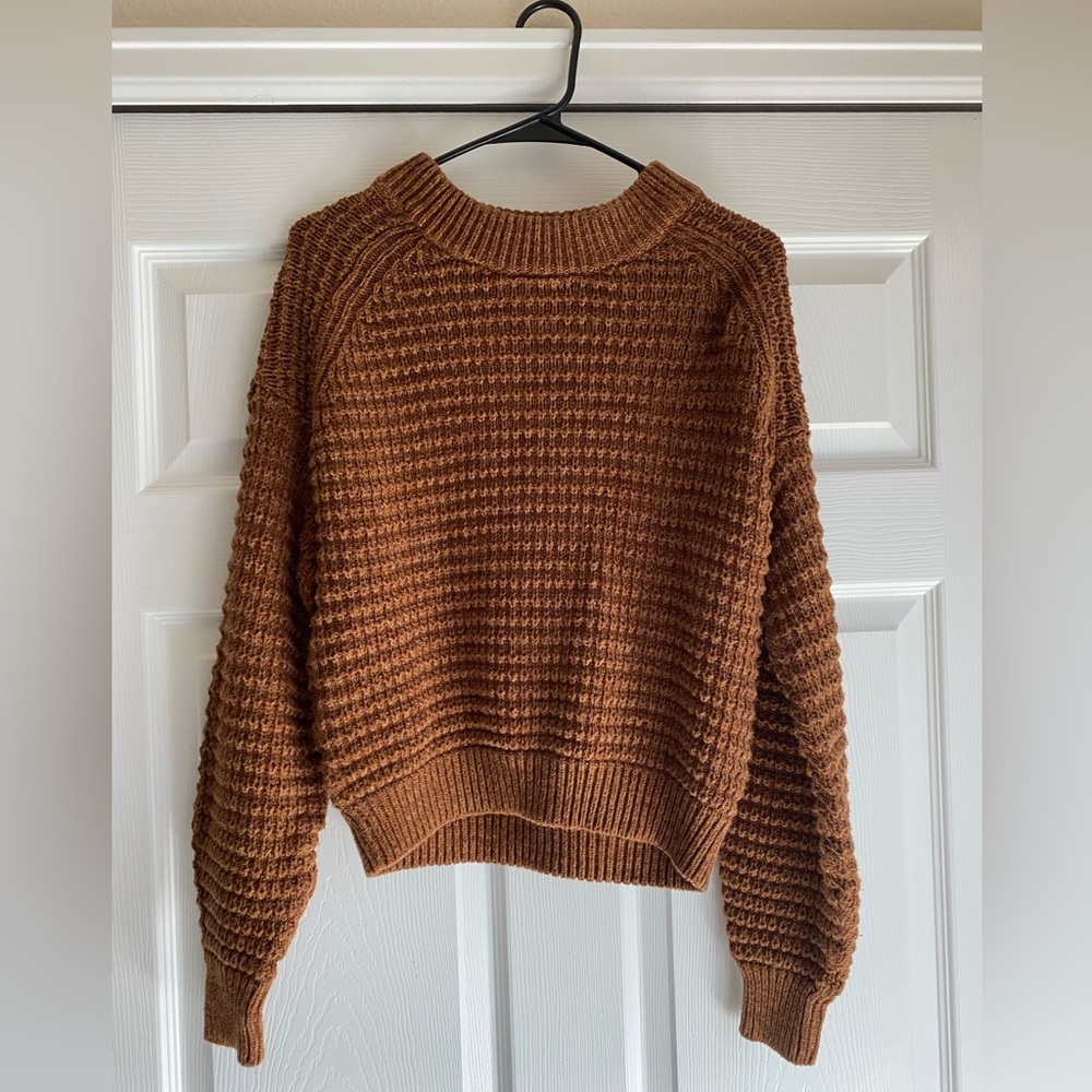 Beautiful burnt orange sweater from universal thread. Never worn!